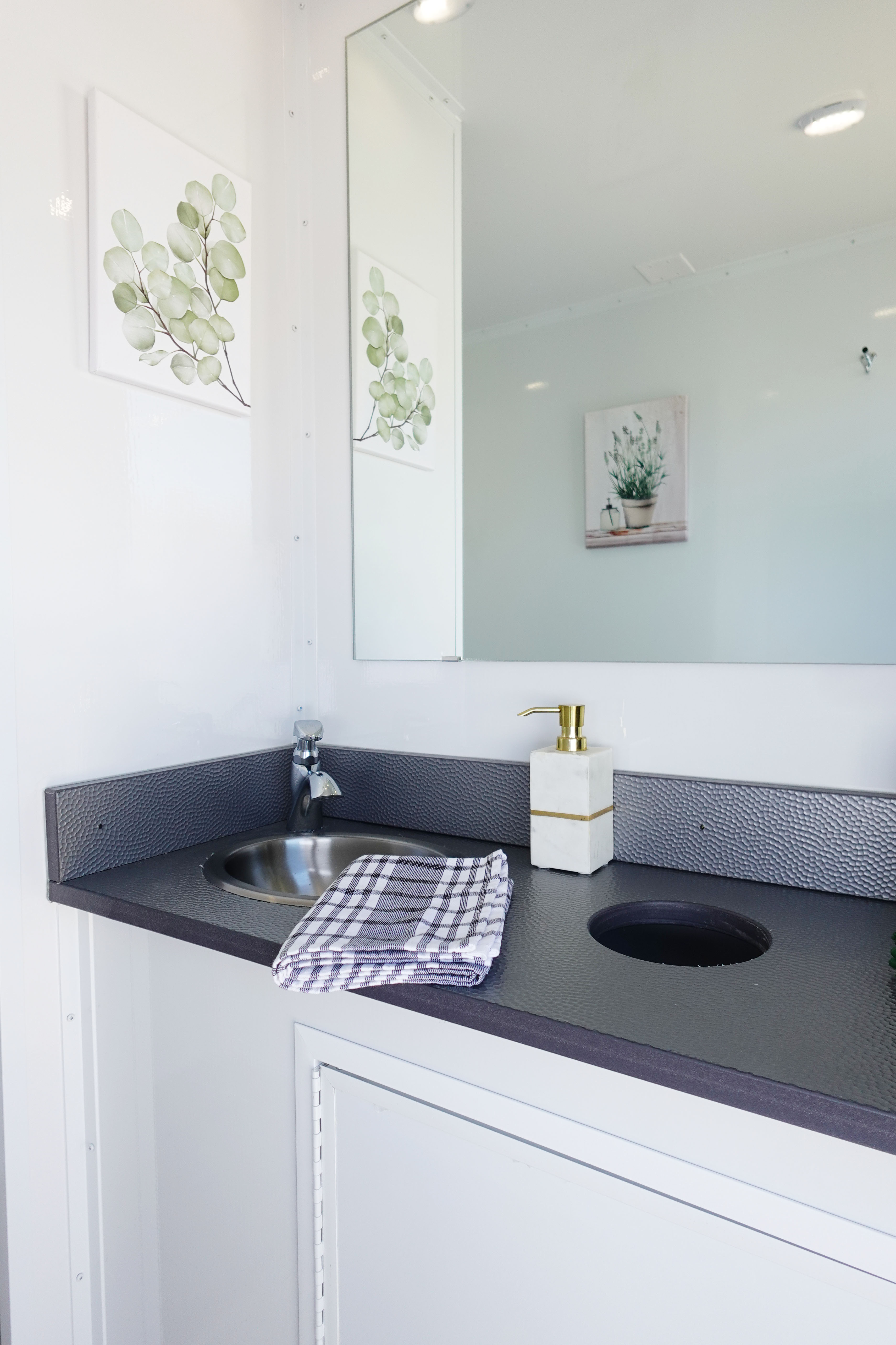 LuxLoo luxury restroom trailer