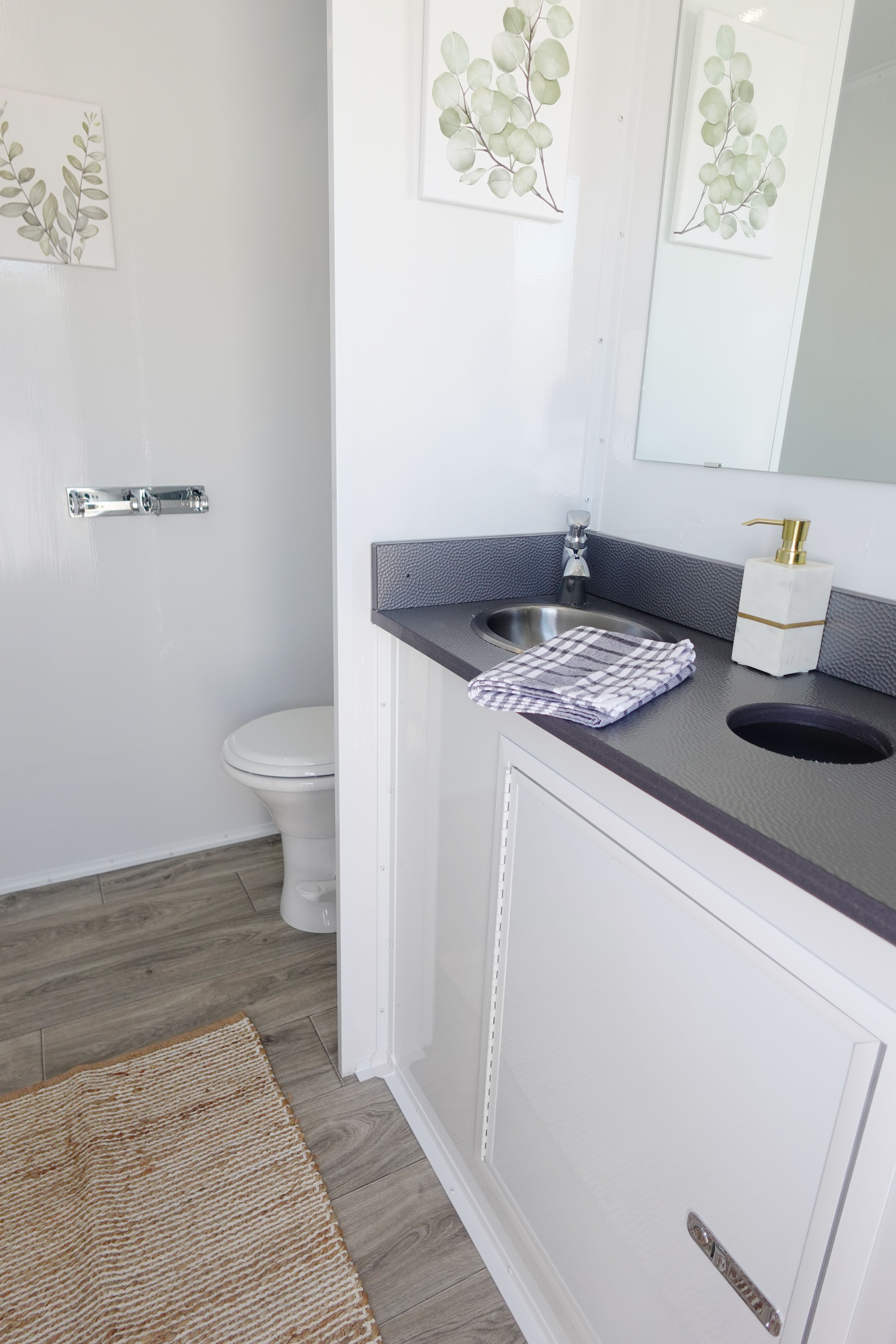 LuxLoo luxury restroom trailer