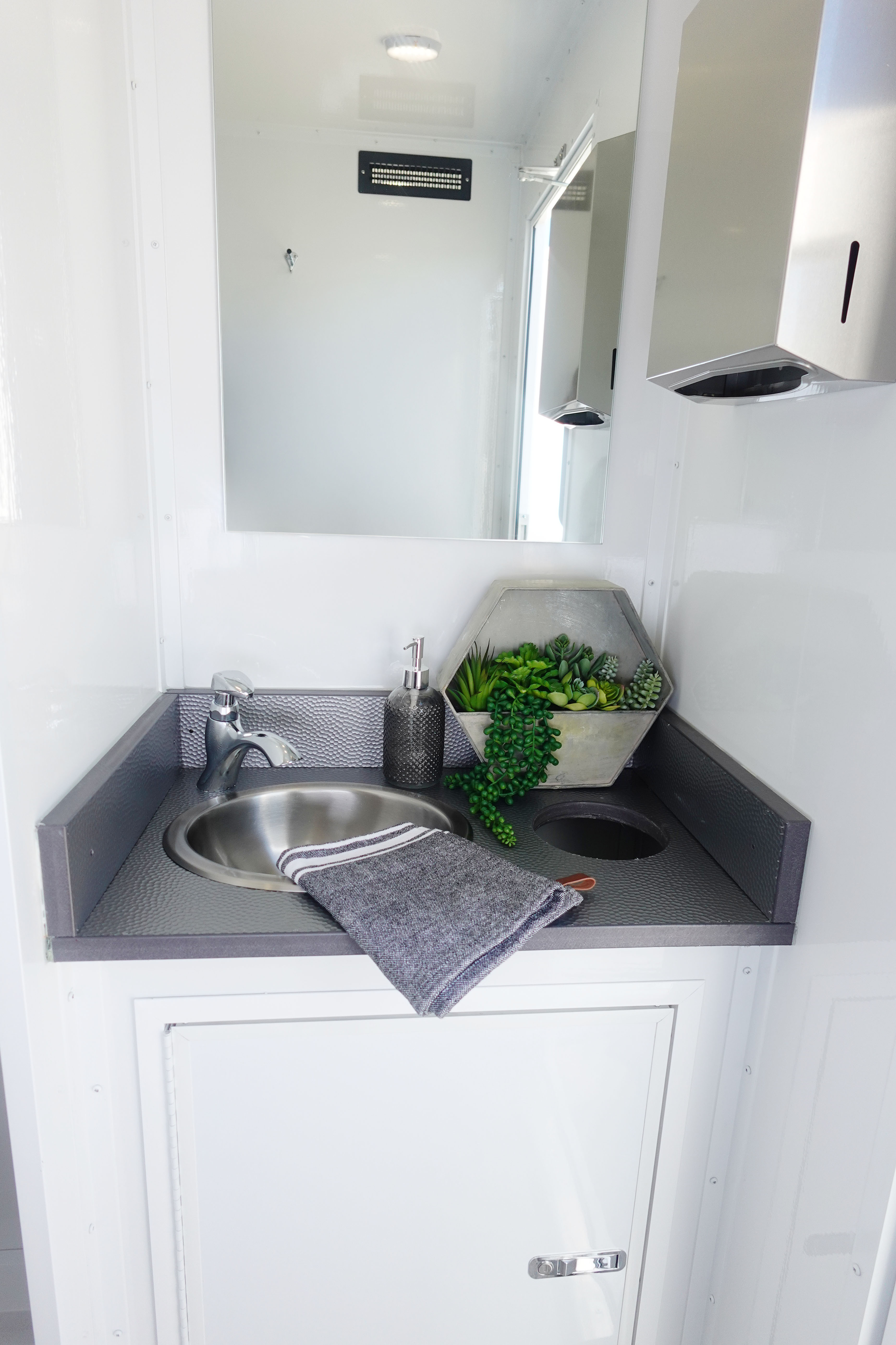 LuxLoo luxury restroom trailer